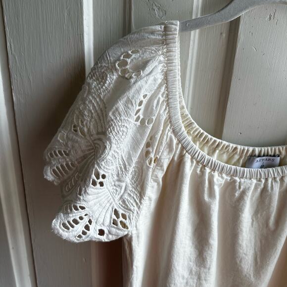 ASTARS + Evereve Eyelet Shift Dress - Picture 4 of 7